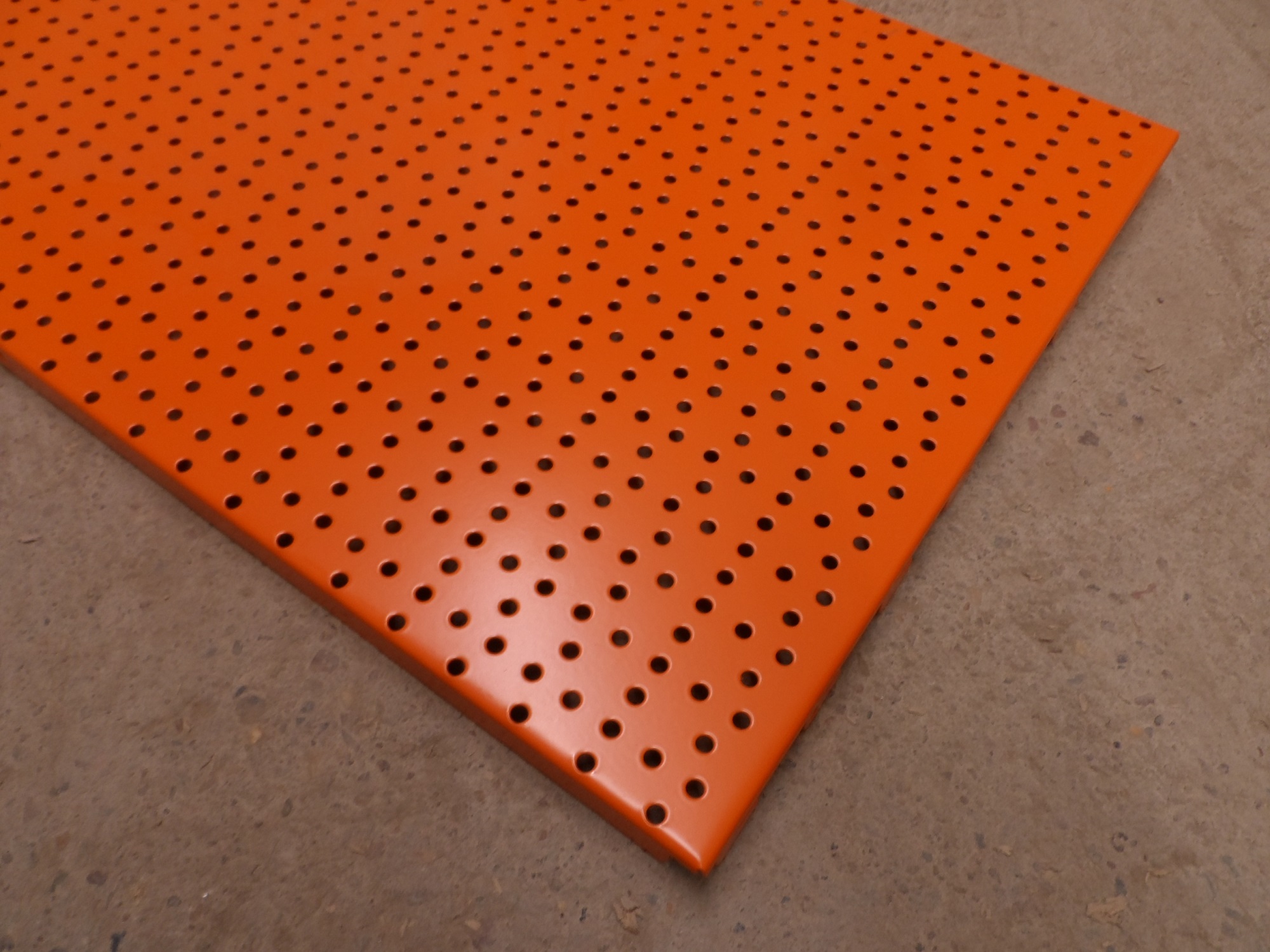 Lochwand 100x40 cm RAL 2005 Leuchtorange gebraucht in Ladenqualität (4 Stück)