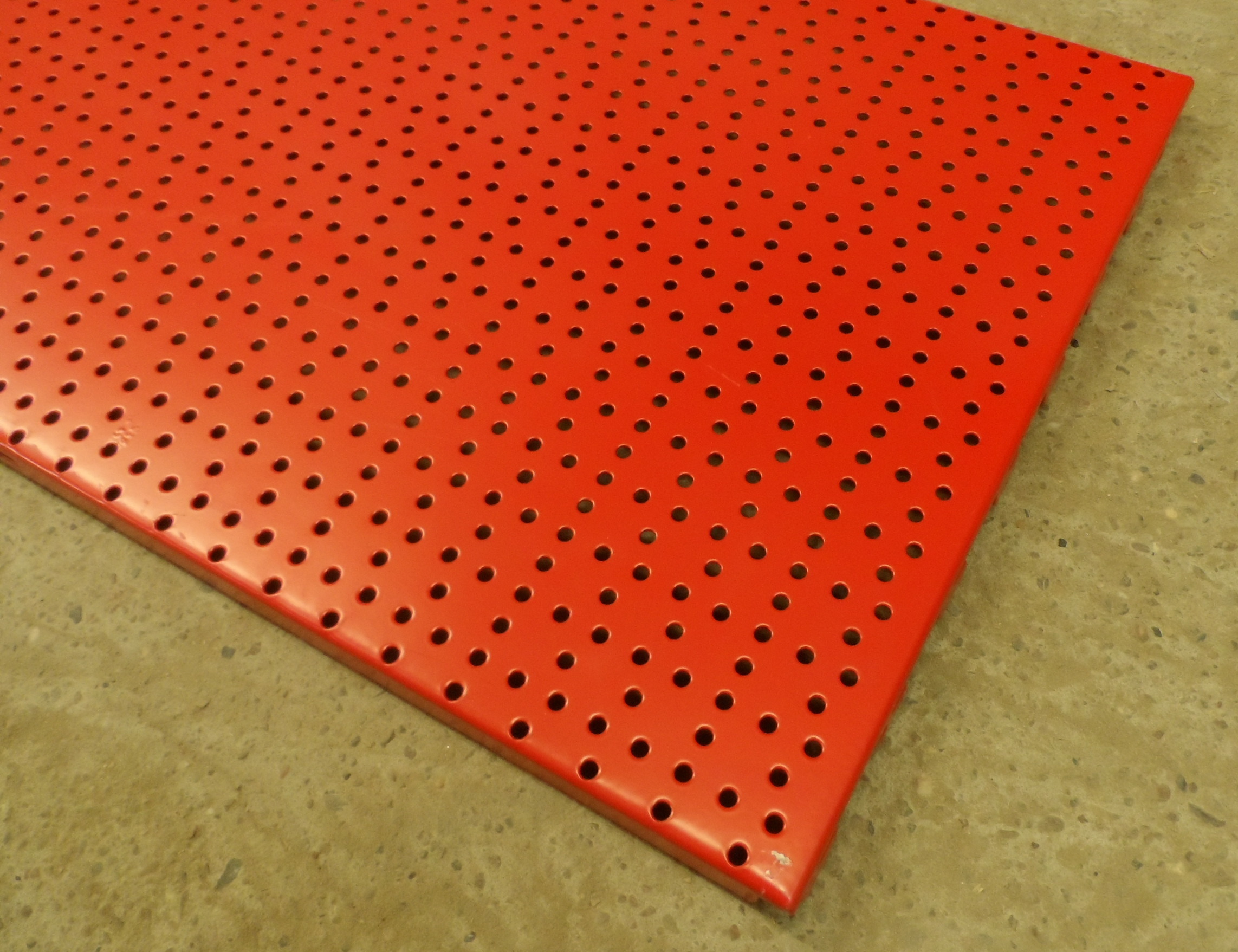 Lochwand 100x40 cm RAL 3000 Feuerrot gebraucht in Ladenqualität (4 Stück)